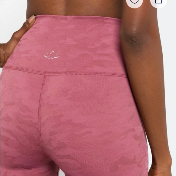 BEYOND YOGA Camo High Waisted Performance Biker Short red size large - Picture 14 of 14